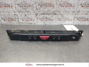 Used Panic lighting switch Landrover Discovery III (LAA/TAA) 2.7 TD V6 Van Price on request offered by Autodemontage M.J. Rutte B.V.