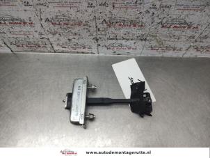 Used Front door stop 4-door, right Landrover Discovery III (LAA/TAA) 2.7 TD V6 Van Price on request offered by Autodemontage M.J. Rutte B.V.