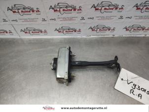 Used Rear door stop 4-door, right Landrover Discovery III (LAA/TAA) 2.7 TD V6 Van Price on request offered by Autodemontage M.J. Rutte B.V.