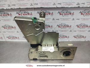 Used Minibus/van rear door lock mechanism Ford Transit Connect 1.8 TDCi SWB Price on request offered by Autodemontage M.J. Rutte B.V.