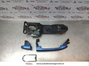 Used Rear door handle 4-door, left Nissan Note (E11) 1.4 16V LPG Price on request offered by Autodemontage M.J. Rutte B.V.