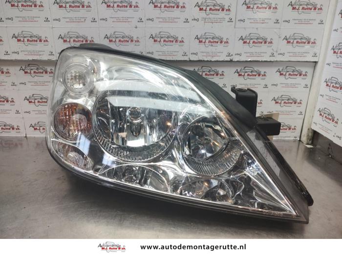 Używane Reflektor prawy Nissan Primera (P12) 1.8 16V Cena na żądanie oferowane przez Autodemontage M.J. Rutte B.V.