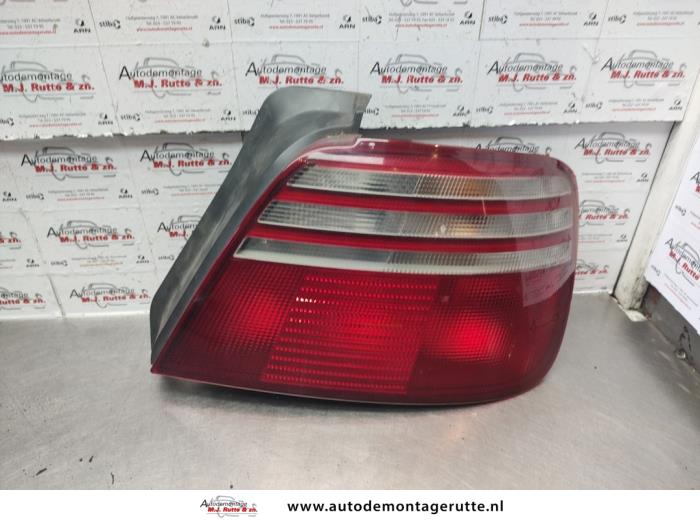 Taillight, right from a Toyota Avensis (T22) 1.8 16V VVT-i 2001