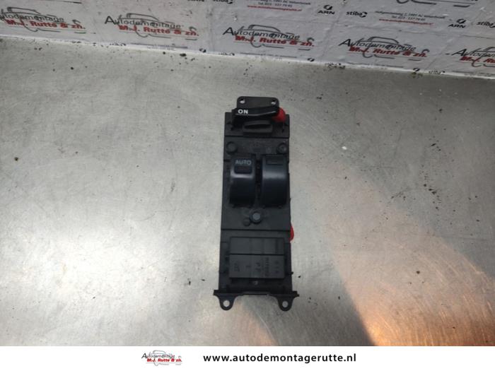Usados Interruptor combinado de ventanillas Toyota Avensis (T22) 1.8 16V VVT-i Precio de solicitud ofrecido por Autodemontage M.J. Rutte B.V.