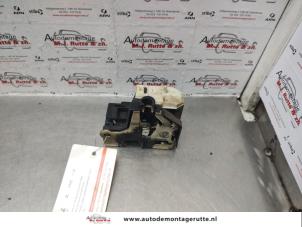 Used Door lock mechanism 2-door, right Renault Clio II (BB/CB) 1.2 16V Price on request offered by Autodemontage M.J. Rutte B.V.