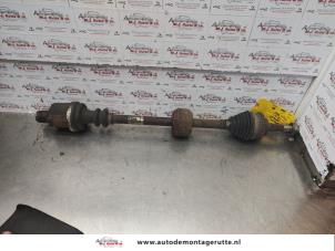 Used Front drive shaft, right Renault Clio II (BB/CB) 1.2 16V Price on request offered by Autodemontage M.J. Rutte B.V.