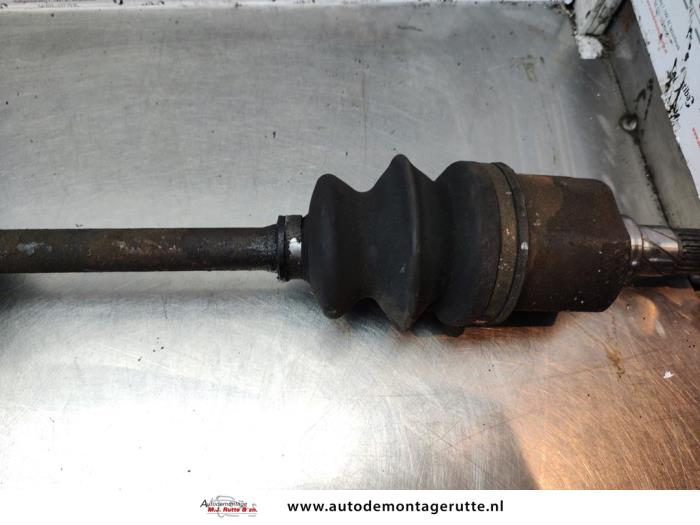 Front drive shaft, left from a Suzuki Swift (SF310/413) 1.3i 16V 2001