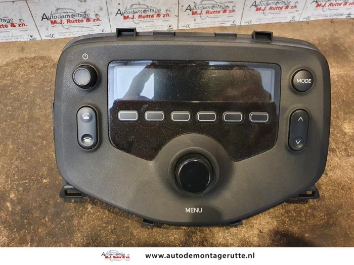 Radio van een Peugeot 108 1.0 12V 2014
