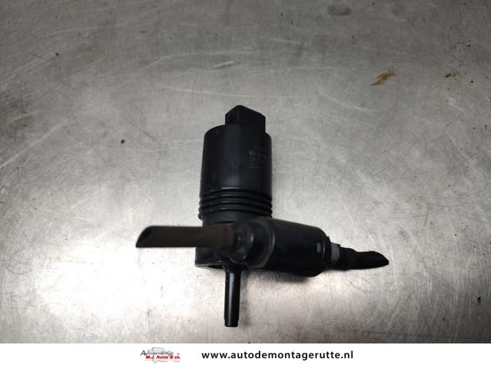 Windscreen washer pump from a Nissan Note (E11) 1.4 16V 2006