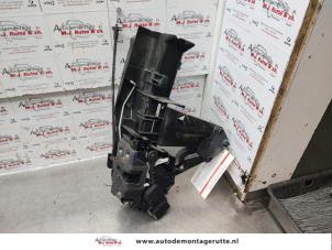 Used Door lock mechanism 4-door, front left Ford Focus 2 Wagon 2.0 16V Price on request offered by Autodemontage M.J. Rutte B.V.