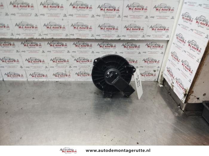 Heating and ventilation fan motor from a Toyota Yaris II (P9) 1.3 16V VVT-i 2006