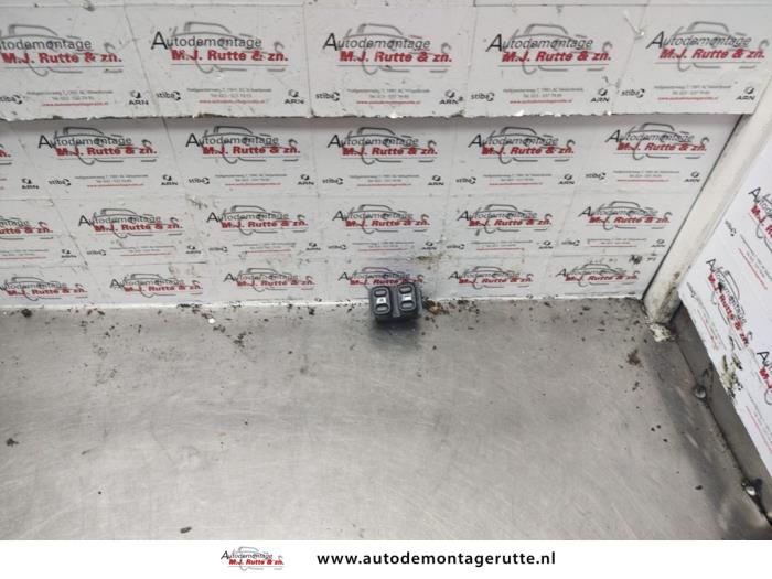 Usados Interruptor de ventanilla eléctrica Peugeot 406 (8B) 1.8 S,SL,ST,STX 16V Precio de solicitud ofrecido por Autodemontage M.J. Rutte B.V.