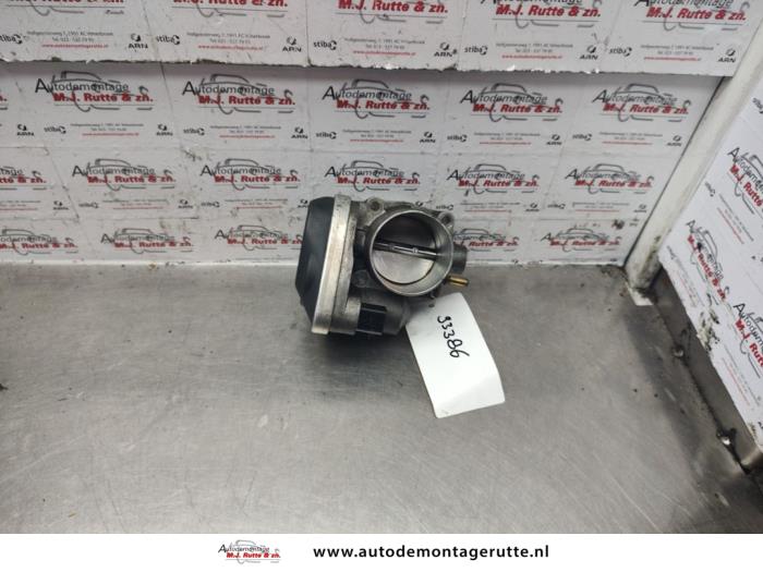 Throttle body from a Renault Clio III (BR/CR) 1.6 16V 2006