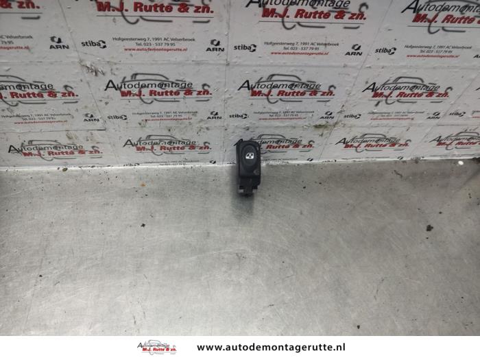 Electric window switch from a Renault Kangoo Express (FC) 1.5 dCi 85 2007