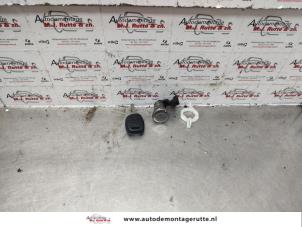 Used Door lock cylinder, left Renault Clio II (BB/CB) 1.2 Price on request offered by Autodemontage M.J. Rutte B.V.