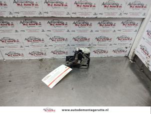 Used Door lock mechanism 2-door, right Renault Clio II (BB/CB) 1.2 Price on request offered by Autodemontage M.J. Rutte B.V.