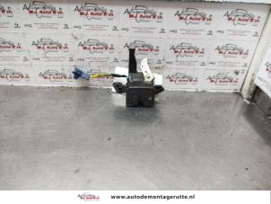Used Tailgate lock mechanism Toyota Yaris II (P9) 1.3 16V VVT-i Price on request offered by Autodemontage M.J. Rutte B.V.