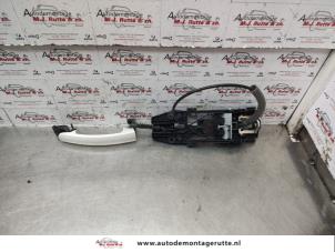 Used Door handle 2-door, left Seat Ibiza IV SC (6J1) 1.2 12V Price on request offered by Autodemontage M.J. Rutte B.V.