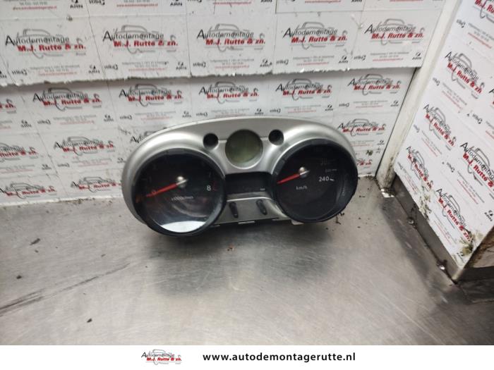 Usados Cuentakilómetros Nissan Qashqai (J10) 1.6 16V Precio de solicitud ofrecido por Autodemontage M.J. Rutte B.V.