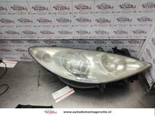 Used Headlight, right Peugeot 307 SW (3H) 1.6 HDiF 110 16V Price on request offered by Autodemontage M.J. Rutte B.V.