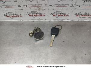 Używane Wkladka zamka drzwiowego prawa Opel Agila (A) 1.0 12V Twin Port Cena na żądanie oferowane przez Autodemontage M.J. Rutte B.V.