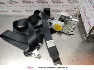 Usados Cinturón de seguridad derecha delante Toyota iQ 1.0 12V VVT-i Precio de solicitud ofrecido por Autodemontage M.J. Rutte B.V.
