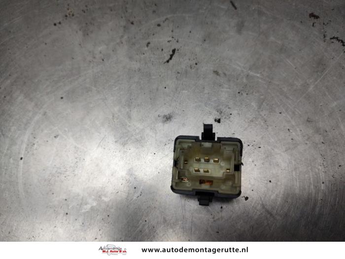 Electric window switch from a Volkswagen Golf III Cabrio (1E) 1.8 1996
