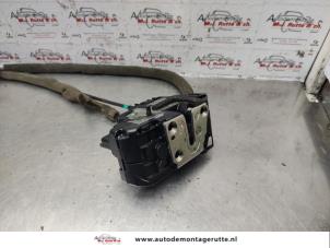 Used Front door lock mechanism 4-door, right Nissan Qashqai (J10) 1.6 16V Price on request offered by Autodemontage M.J. Rutte B.V.