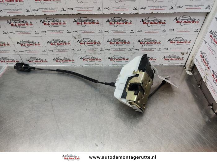 Begagnade Dörrlåsmekanism, 4-dörrars, höger fram Renault Laguna II (BG) 1.6 16V Pris på förfrågan erbjuds av Autodemontage M.J. Rutte B.V.