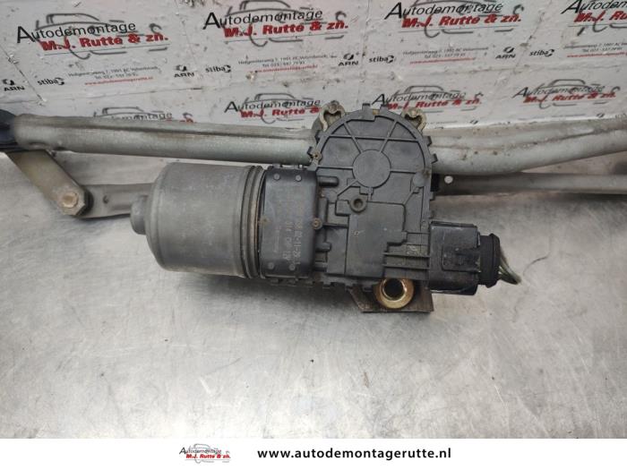 Mecanismo y motor de limpiaparabrisas de un Alfa Romeo 147 (937) 1.6 HP Twin Spark 16V 2003