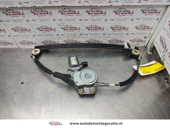 Window mechanism 2-door, front right from a Alfa Romeo 147 (937) 1.6 HP Twin Spark 16V 2003