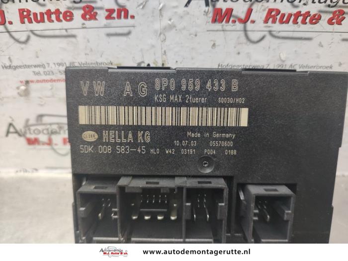 Central door locking module from a Audi A3 (8P1) 2.0 16V FSI 2003
