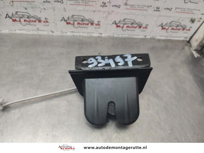 Serrure de coffre d'un Audi A2 (8Z0) 1.4 16V 2001