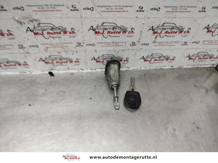 Door lock cylinder, left from a Seat Arosa (6H1) 1.0 Mpi 2000