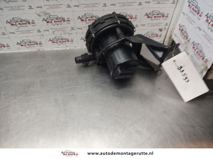 Secondary pump from a BMW 3 serie (E46/4) 316i 2000