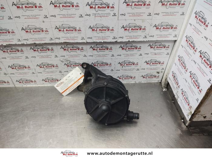 Secondary pump from a BMW 3 serie (E46/4) 316i 2000