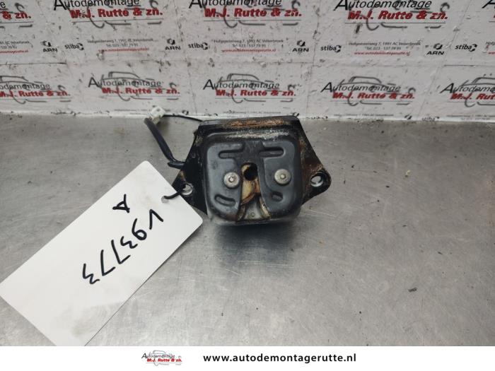 Tailgate lock mechanism from a Nissan Almera (N16) 1.5 16V 2001