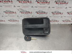 Used Door handle 4-door, front left Peugeot Expert (222/224) 2.0 HDi 90 Price on request offered by Autodemontage M.J. Rutte B.V.