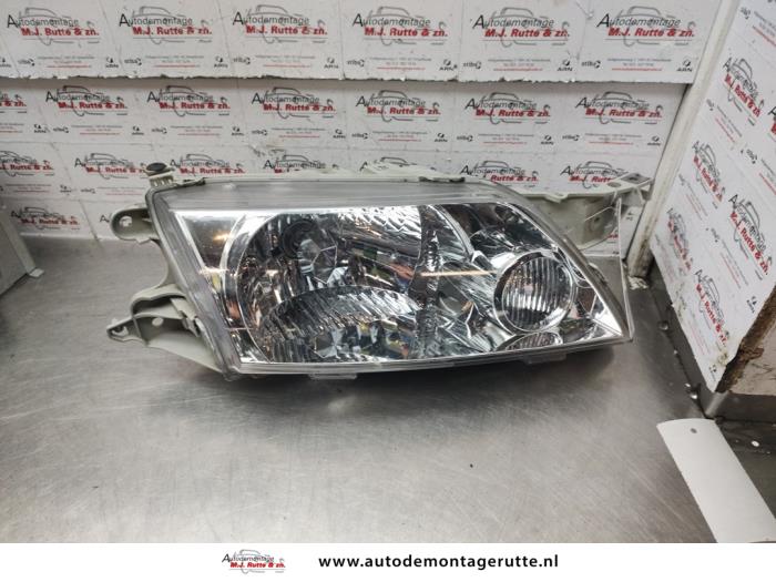 Używane Reflektor prawy Mazda Premacy 1.8 16V Cena na żądanie oferowane przez Autodemontage M.J. Rutte B.V.