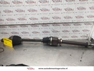 Used Front drive shaft, right Renault Clio III (BR/CR) 1.6 16V Price on request offered by Autodemontage M.J. Rutte B.V.