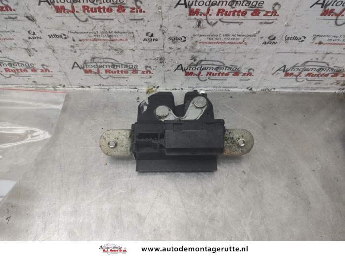 Tailgate lock mechanism from a Opel Corsa D 1.2 16V 2008
