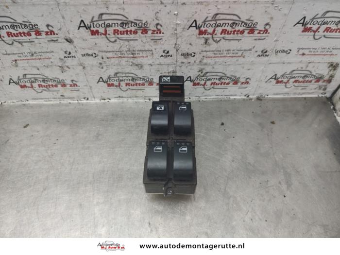 Używane Przelacznik combi okienny Daihatsu Trevis 1.0 12V DVVT Cena na żądanie oferowane przez Autodemontage M.J. Rutte B.V.
