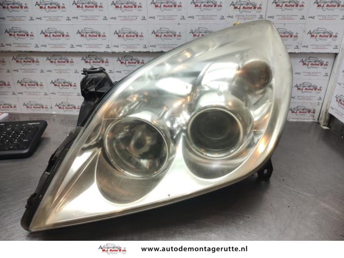 Używane Reflektor lewy Opel Vectra C Caravan 2.2 DIG 16V Cena € 200,00 Procedura marży oferowane przez Autodemontage M.J. Rutte B.V.