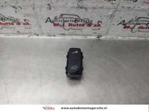 Used Central locking switch Volkswagen Fox (5Z) 1.4 16V Price on request offered by Autodemontage M.J. Rutte B.V.