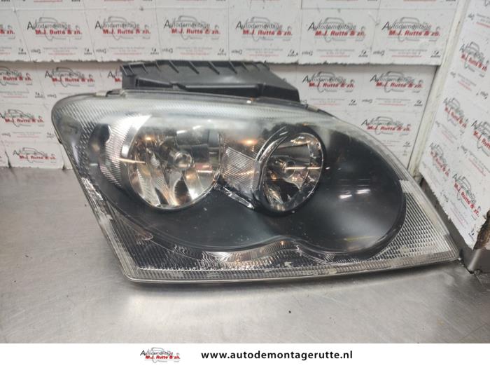 Używane Reflektor prawy Chrysler Pacifica 3.5 V6 24V Cena na żądanie oferowane przez Autodemontage M.J. Rutte B.V.