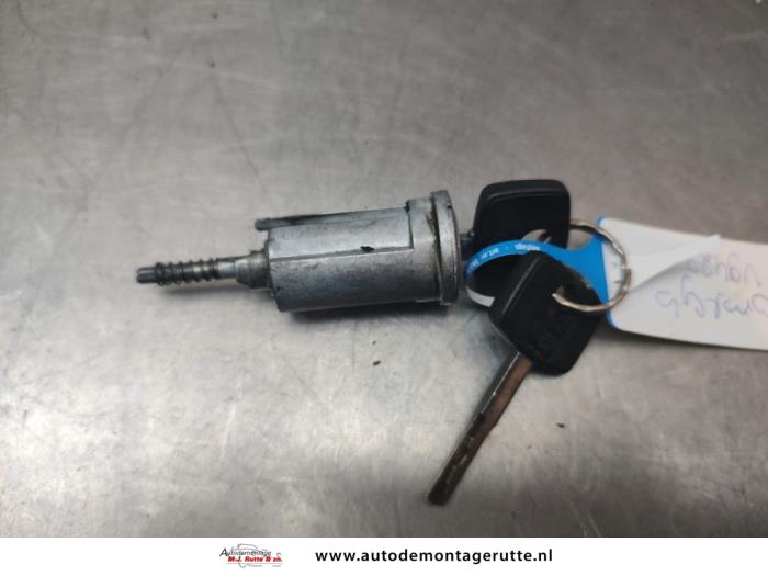 Cerradura de contacto y llave de un Opel Omega B (25/26/27) 2.0i 16V 1994