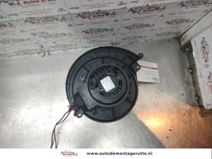 Usados Motor de ventilador de calefactor Opel Astra H SW (L35) 1.8 16V Precio de solicitud ofrecido por Autodemontage M.J. Rutte B.V.
