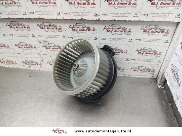 Heating and ventilation fan motor from a Toyota Corolla (E12) 1.6 16V VVT-i 2005