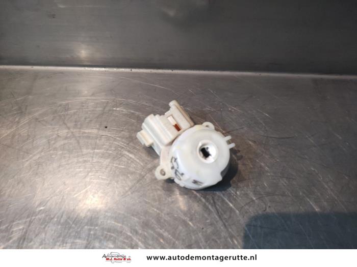 Używane Przelacznik stacyjki Daihatsu Sirion 2 (M3) 1.0 12V DVVT Cena na żądanie oferowane przez Autodemontage M.J. Rutte B.V.