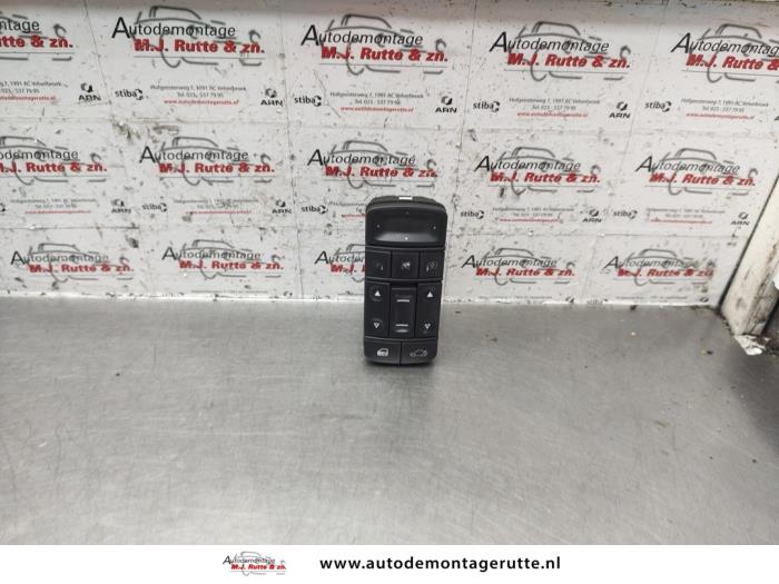 Używane Przelacznik combi okienny Opel Vectra C 2.2 16V Cena € 25,00 Procedura marży oferowane przez Autodemontage M.J. Rutte B.V.